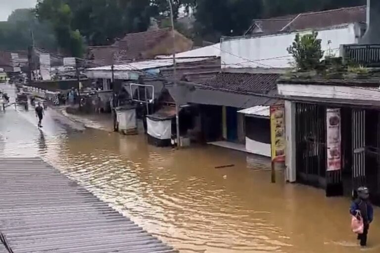 Banjir Tasikmalaya: 1.011 Rumah Terendam, Satu Warga Lansia Meninggal Banjir Tasikmalaya: 1.011 Rumah Terendam, Satu Warga Lansia Meninggal