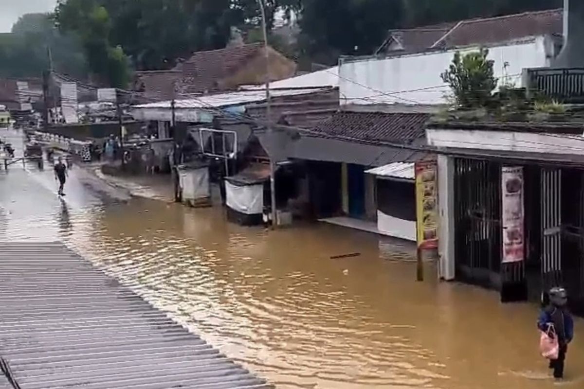 Banjir Tasikmalaya: 1.011 Rumah Terendam, Satu Warga Lansia Meninggal Banjir Tasikmalaya: 1.011 Rumah Terendam, Satu Warga Lansia Meninggal