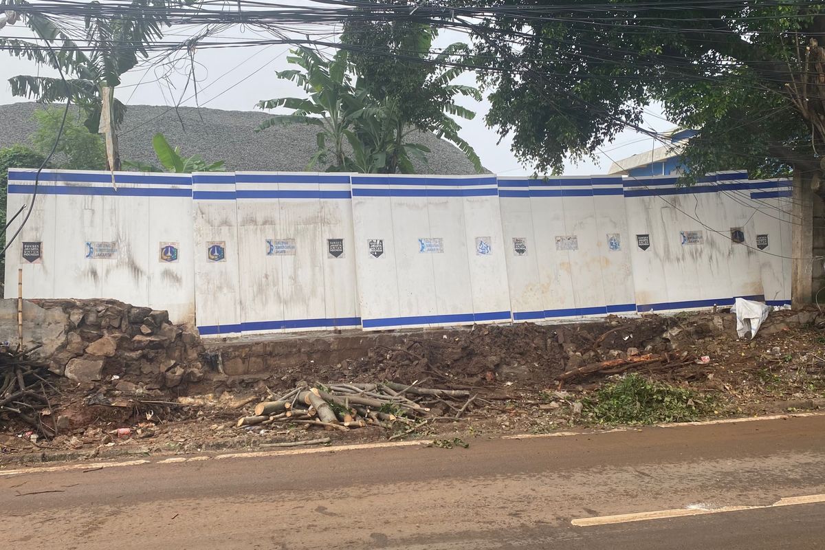 Tembok Gudang SDA Pasar Minggu Jebol Lagi, Warga Salahkan Saluran Air Mampet Tembok Gudang SDA Pasar Minggu Jebol Lagi, Warga Salahkan Saluran Air Mampet