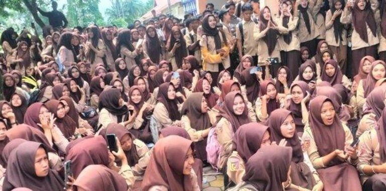 Pelecehan Seksual di SMA Padang Pariaman Picu Demo Siswa, Pelaku Dipecat Pelecehan Seksual di SMA Padang Pariaman Picu Demo Siswa, Pelaku Dipecat